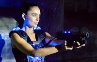 vrouwelijke lasergame speelster met lasergun in haar handen